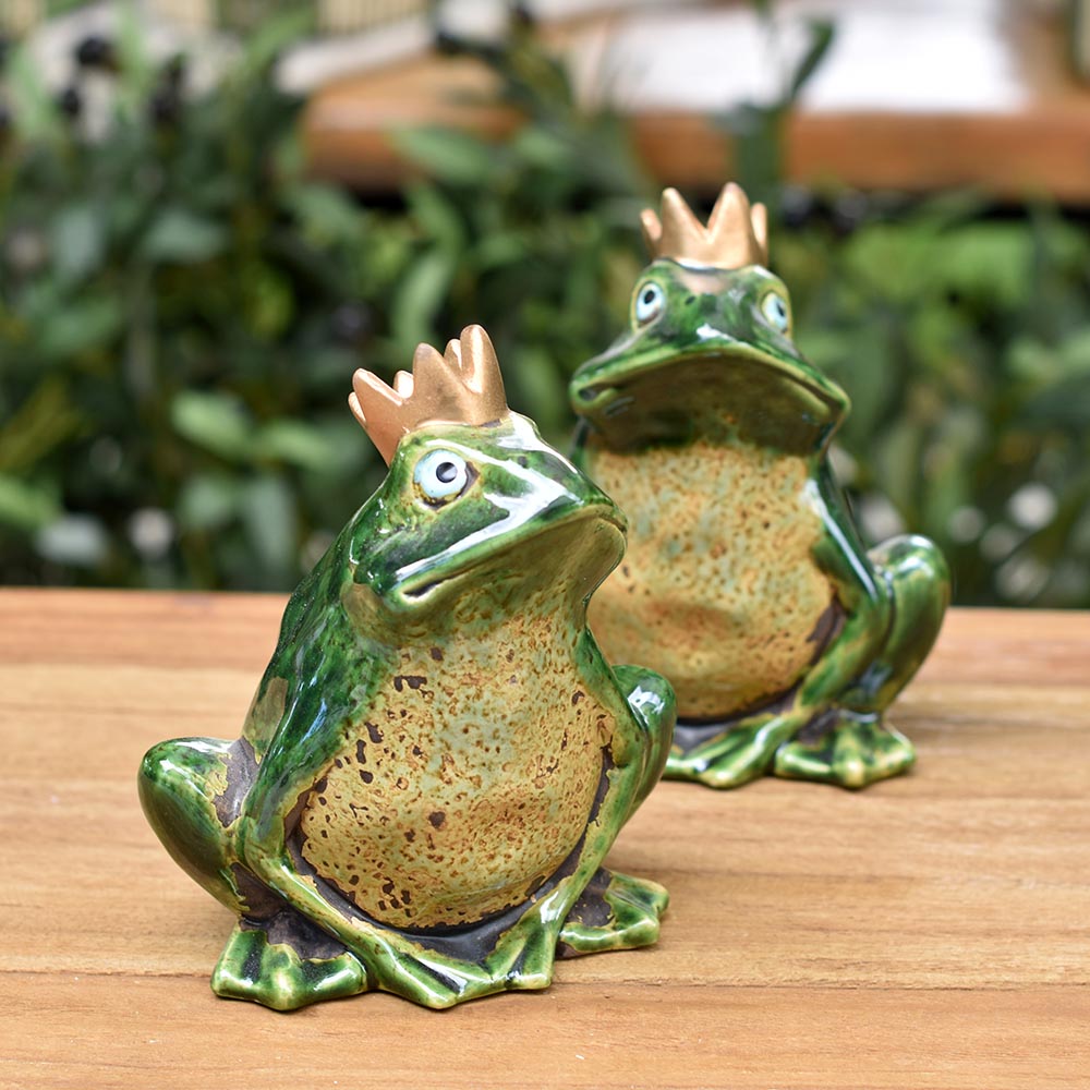 Koronás béka figura - vidám kerti és lakásdekor