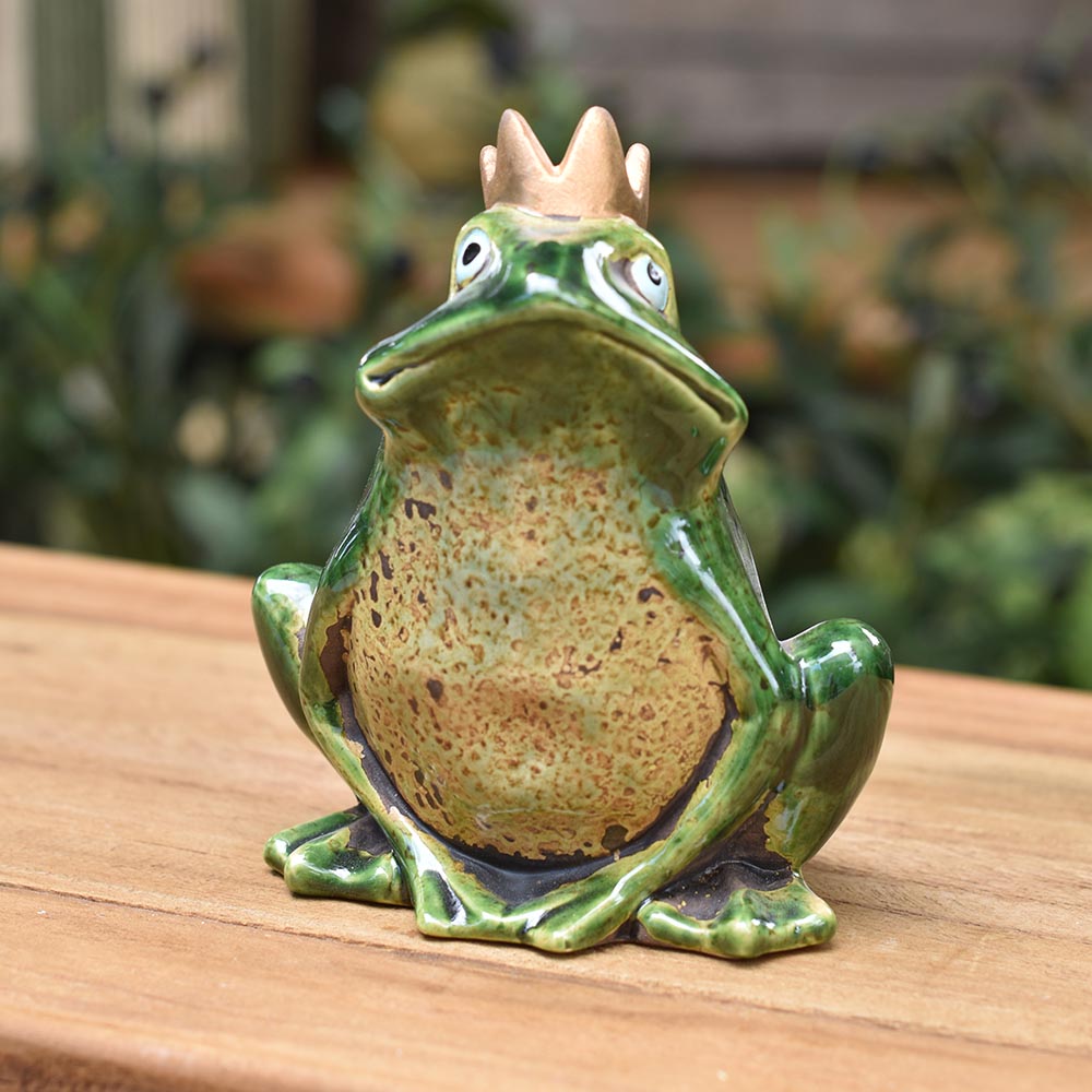 Alternative view of Koronás béka figura - vidám kerti és lakásdekor