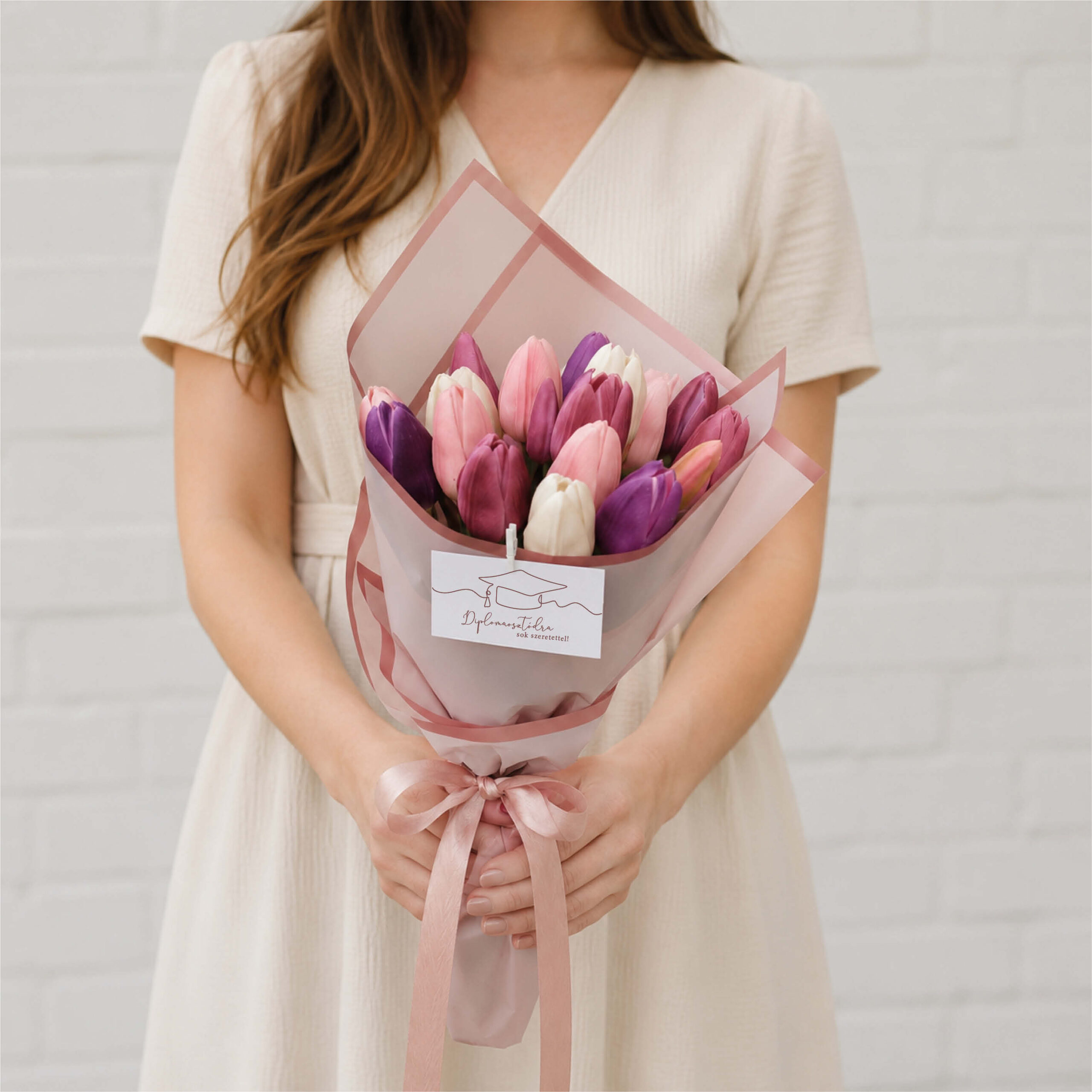 Elegáns tulipán csokor diplomaosztóra lányoknak