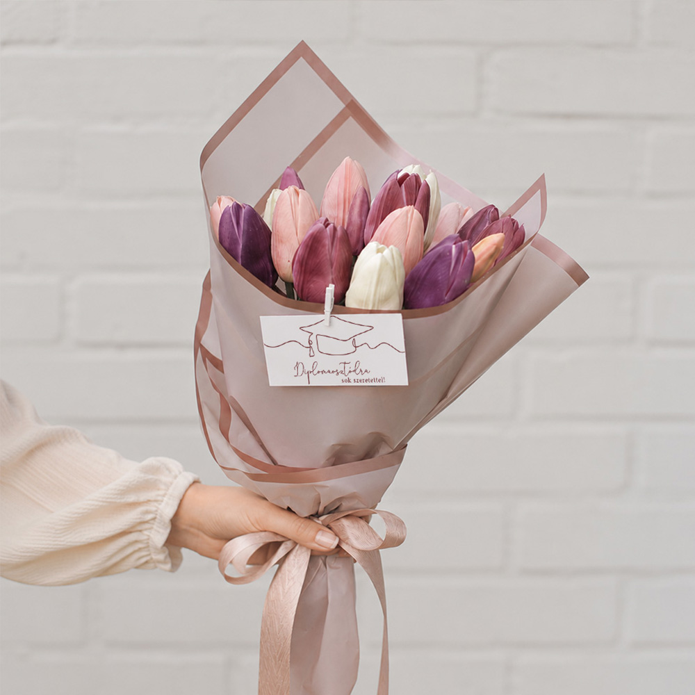 Elegáns tulipán csokor diplomaosztóra lányoknak