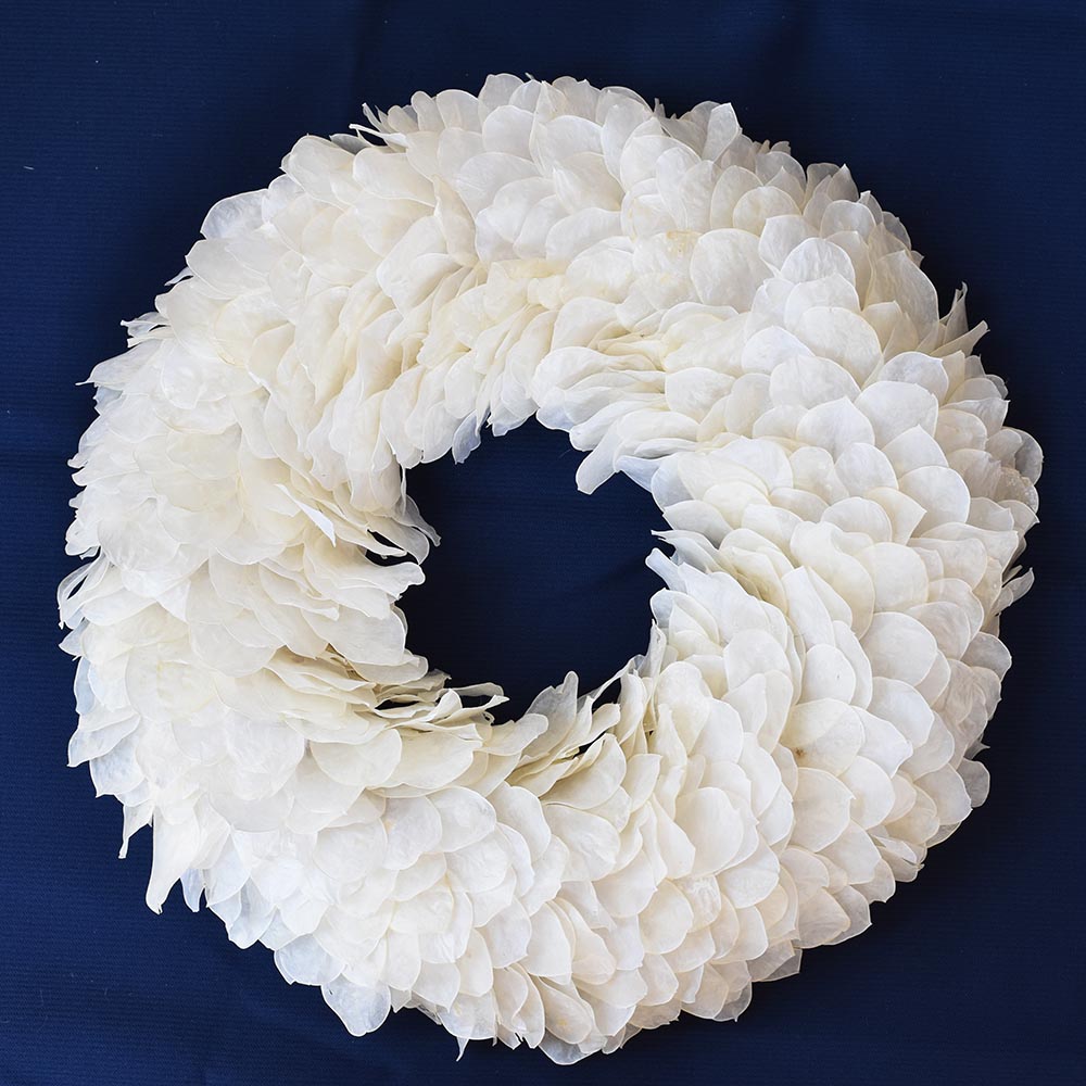 Fehér ajtódísz pénzlevelekből