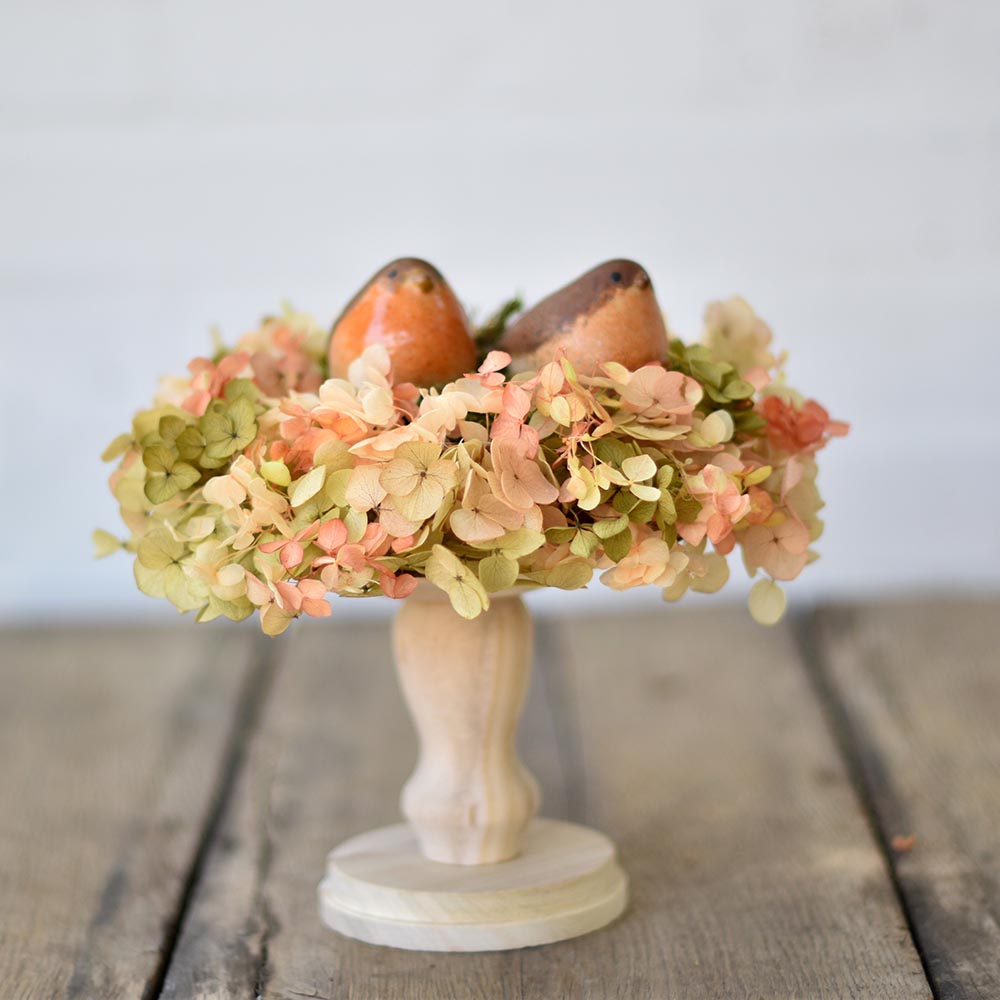 Alternative view of Őszi asztaldísz tortatálon szárított hortenziával és madárkákkal